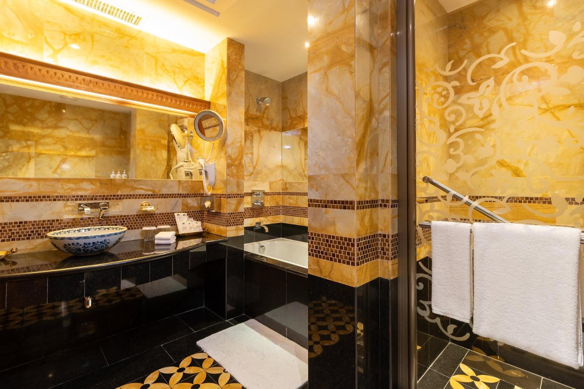 Holiday Inn Kuwait By Ihg Kuwait City Exteriör bild